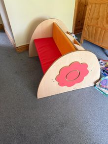 Bookshelf seat for kids