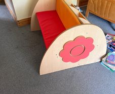 Bookshelf seat for kids