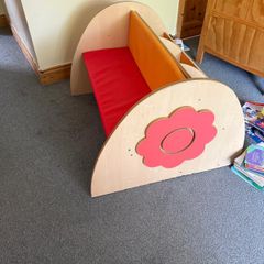 Bookshelf seat for kids