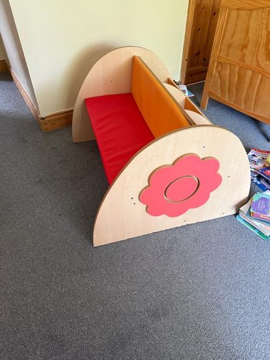 Bookshelf seat for kids