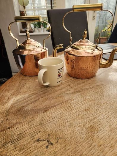 Two antique polished kettles in brass and copper. Stunning.