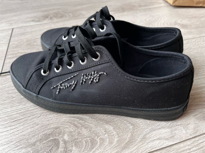 Tommy Hilfiger girl canvas trainers