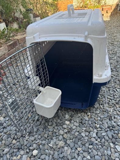 IATA-approved pet carrier - small/medium dogs - mint condition