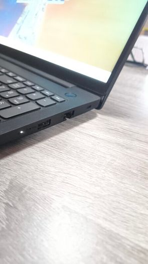 Lenovo v15 / 16gb / R5 7520u