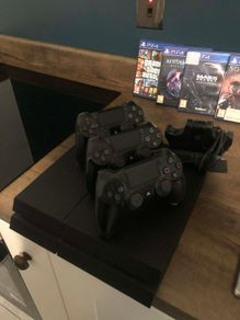 Ps4 + 3 joysticks + charging dock + games