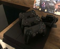 Ps4 + 3 joysticks + charging dock + games