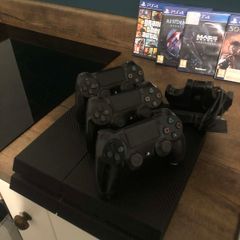 Ps4 + 3 joysticks + charging dock + games