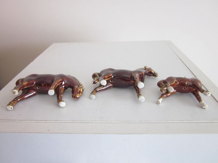 3 Vintage Small Swatow China Treacle Glazed Horses 1940