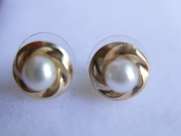 Vintage Solid 9ct Yellow Gold 375 Pearl Earrings.  08g.