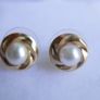 Vintage Solid 9ct Yellow Gold 375 Pearl Earrings.  08g. Image 4
