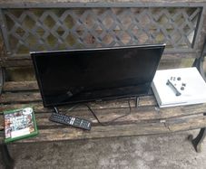 Xbox One s 1tb + 24 inch smart tv bundle