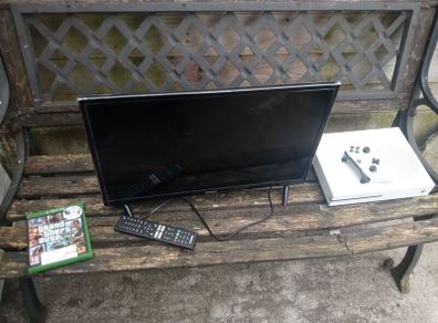 Xbox One s 1tb + 24 inch smart tv bundle