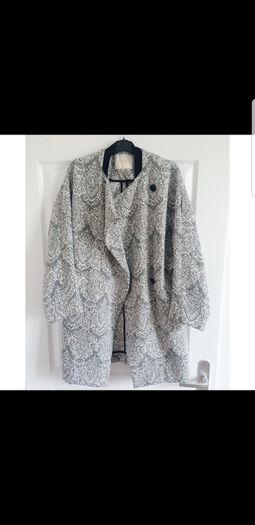 Maje black and white Gadget coat. Mid-weight cotton-jacquard. Front slit pockets, goat trim, fully lined. Asymmetric button fastenings through front. 79% cotton