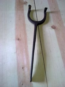 Old cooper's flagging iron
