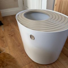 Very pretty cat litter box