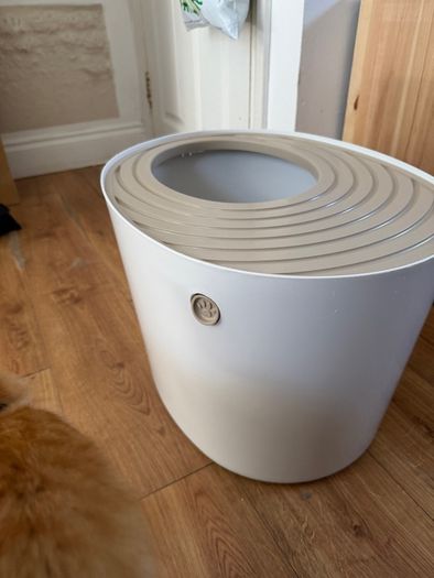 Very pretty cat litter box