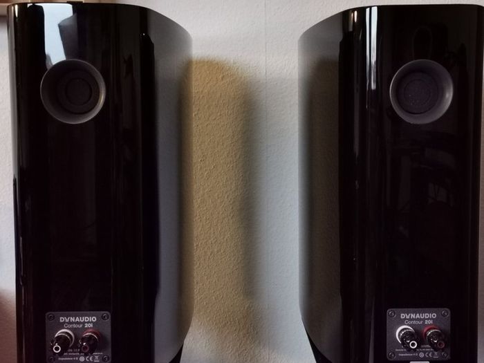 Dynaudio  Contour 20i Black high gloss.