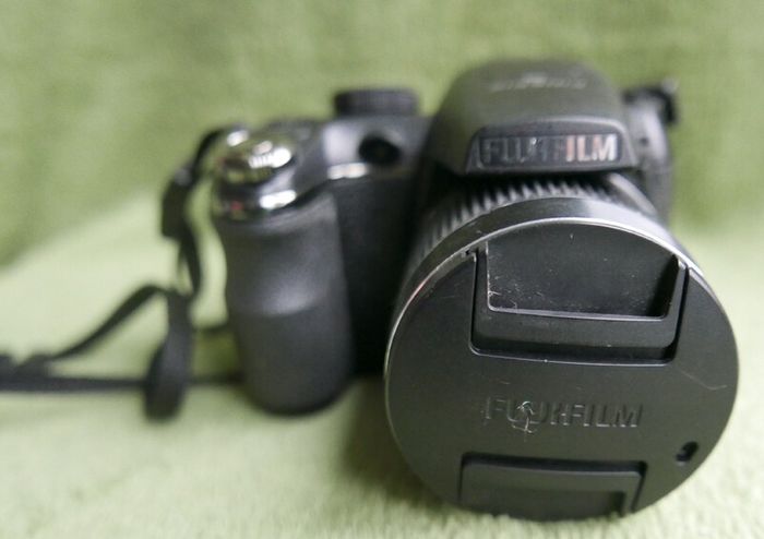 Fuji Fujifilm Finepix S S4000 bridge travel super zoom 30x 24mm wide 14mp camera +SD Card, works well