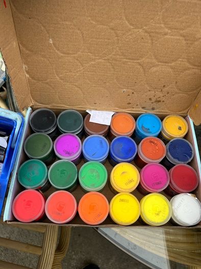 Paints lots of stuff look at photos