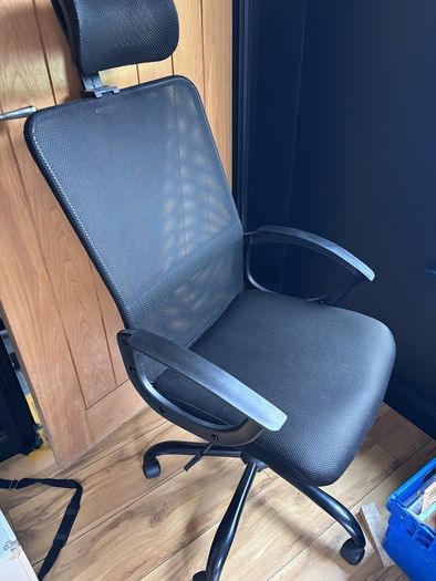 Swivel computer chair