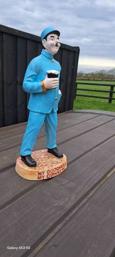 large  Guinness zoo keeper