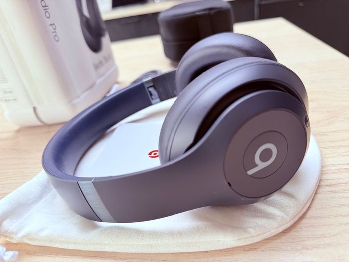 Beats Studio Pro Wireless Headphones Navy Brand New Apple Replacement