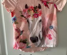 Girls t shirt, 5 to 6, great condition