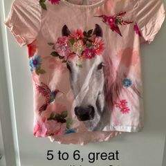 Girls t shirt, 5 to 6, great condition