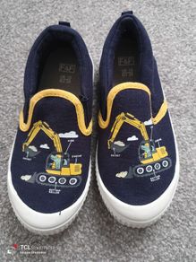 New.boy's shoes. Size 10/28