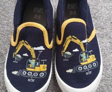 New.boy's shoes. Size 10/28
