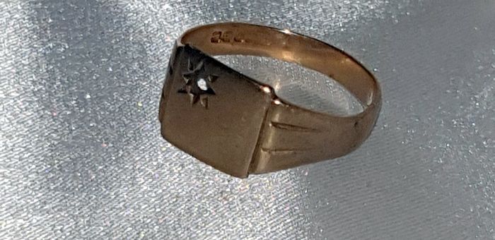 Vintage Solid Gold Signet Ring Starburst Design (2.75g)