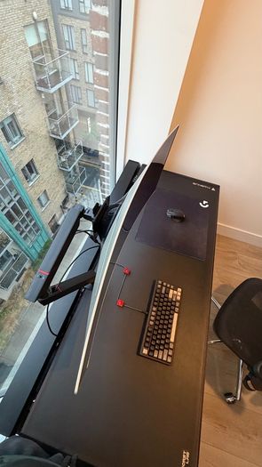 Secretlab MAGNUS desk + monitor arm + desk mat