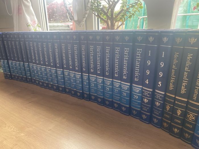 Britannica micro/macropaedia knowledge in depth books