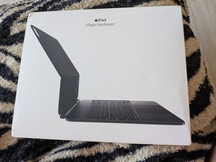 iPad M5 / M4 Magic Keyboard 13 inch (Read Description)