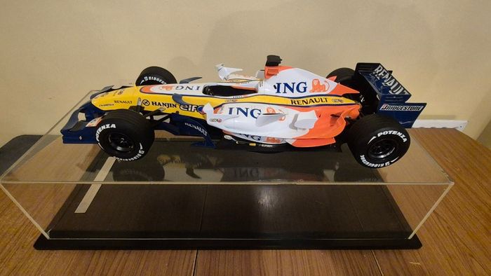 A 1:6 scale (32 inches long Formula 1 car) limited edition model of the 2007 Season ING Renault R27 F1 Team car