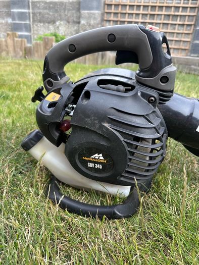 Petrol leaf blower (McColloch GBV345)
