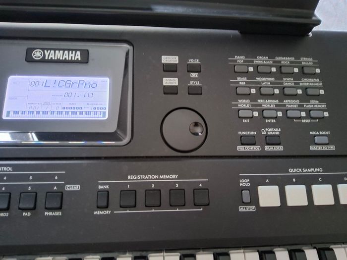 Yamaha Psr EW 425 -(76 keys long keyboard)