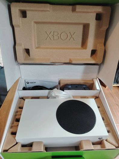 Xbox series S 512GB Mint Condition with Box