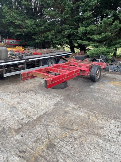Trailer chassis and axle