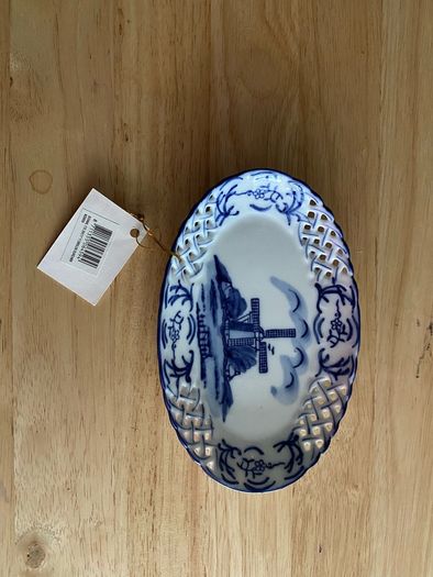 Porcelain trinket dish