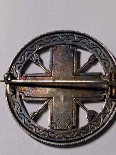 1887 Double Florin, Silver brooch.