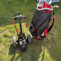 nike gold bag with trolly and clubs