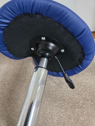 Adjustable height rolling salon stool