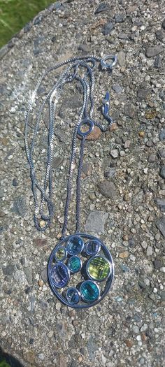 Vintage jewelry is sold individually for 5 to 10 euros.