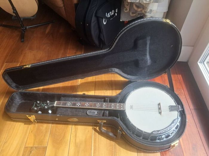 Banjo 4 string Tennessee & case