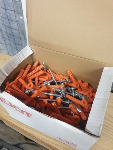 Heavy duty plug and screw anchor
