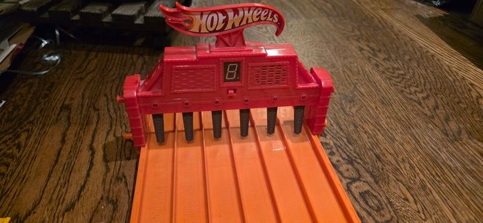 Hot Wheels Super 6-Lane Raceway
