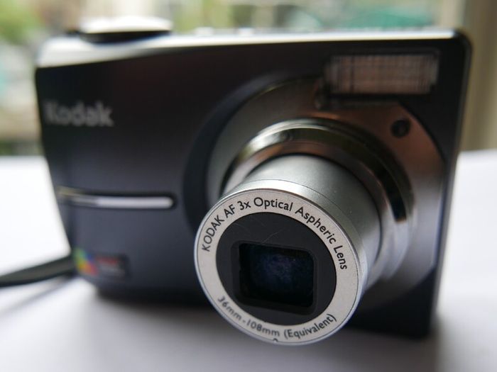 Kodak Easyshare C613 Compact Digital Camera +  SD CARD runs on AA batteries, WORKS WELL