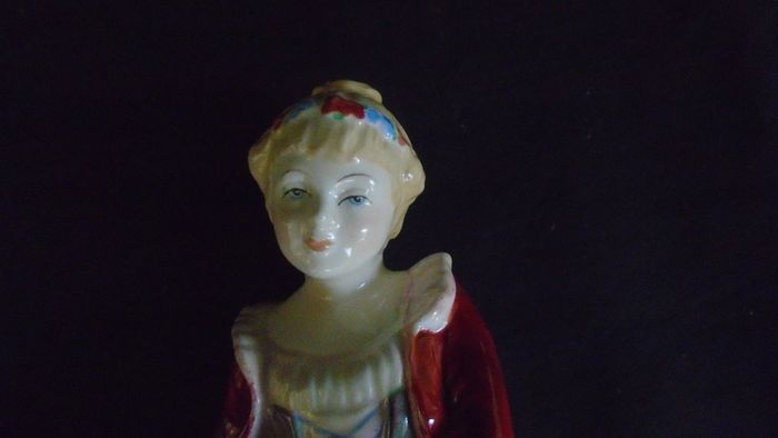 Paragon Ware/Royal Doulton Flower Girl Figurine