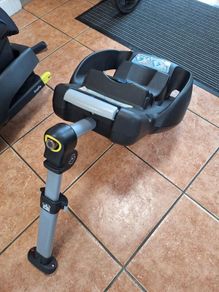 Infant Maxi Cosi Car Seat with two isofix bases